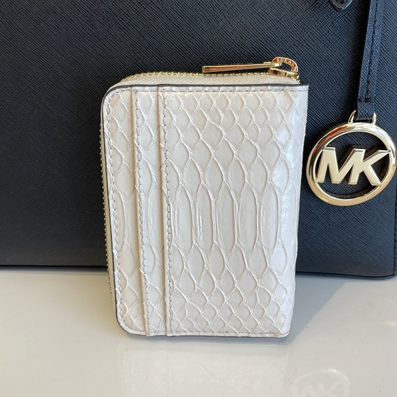 Michael Kors Women Medium Zip Around Card Case Coin Pouch Wallet Light Cream
NWT - Picture 4 of 16